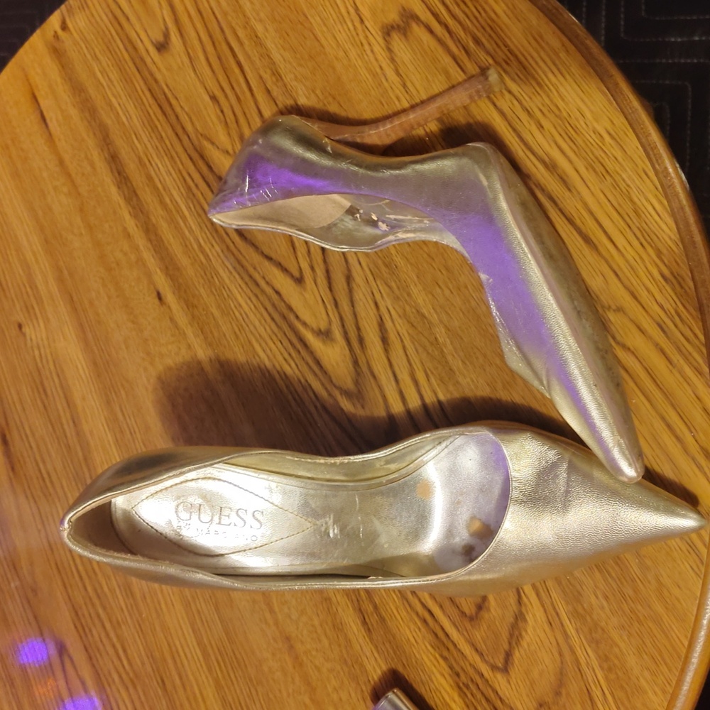 Mettalic pointy toed guess pumps